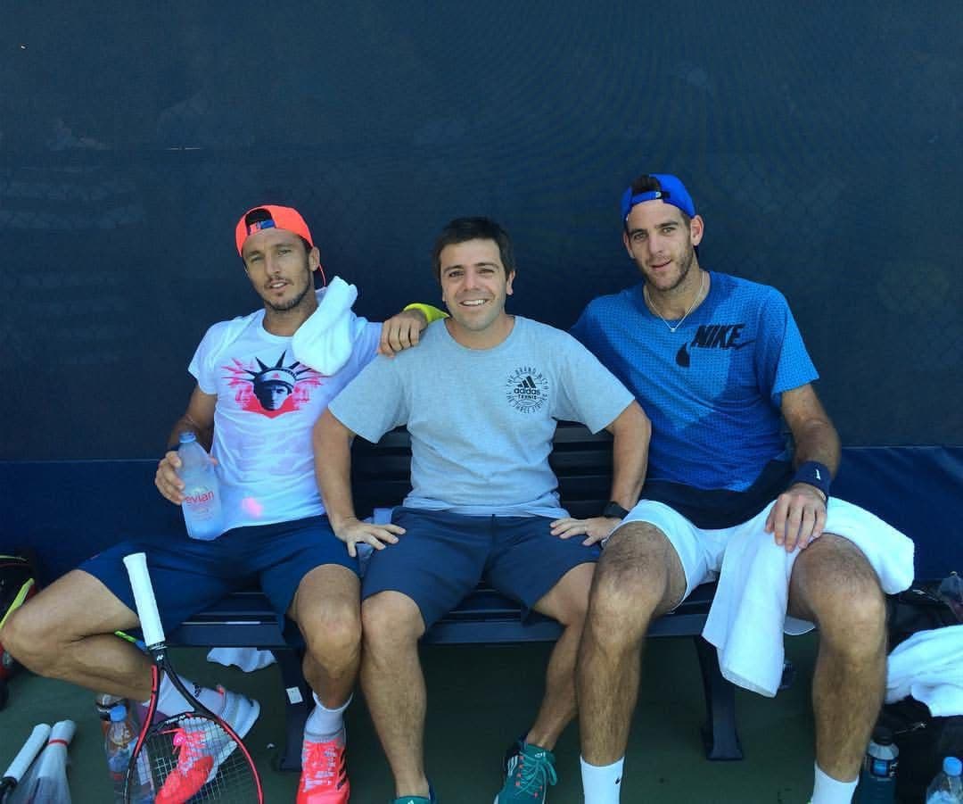 Juan Pablo Pagano sentado con dos tenistas durante una competencia
