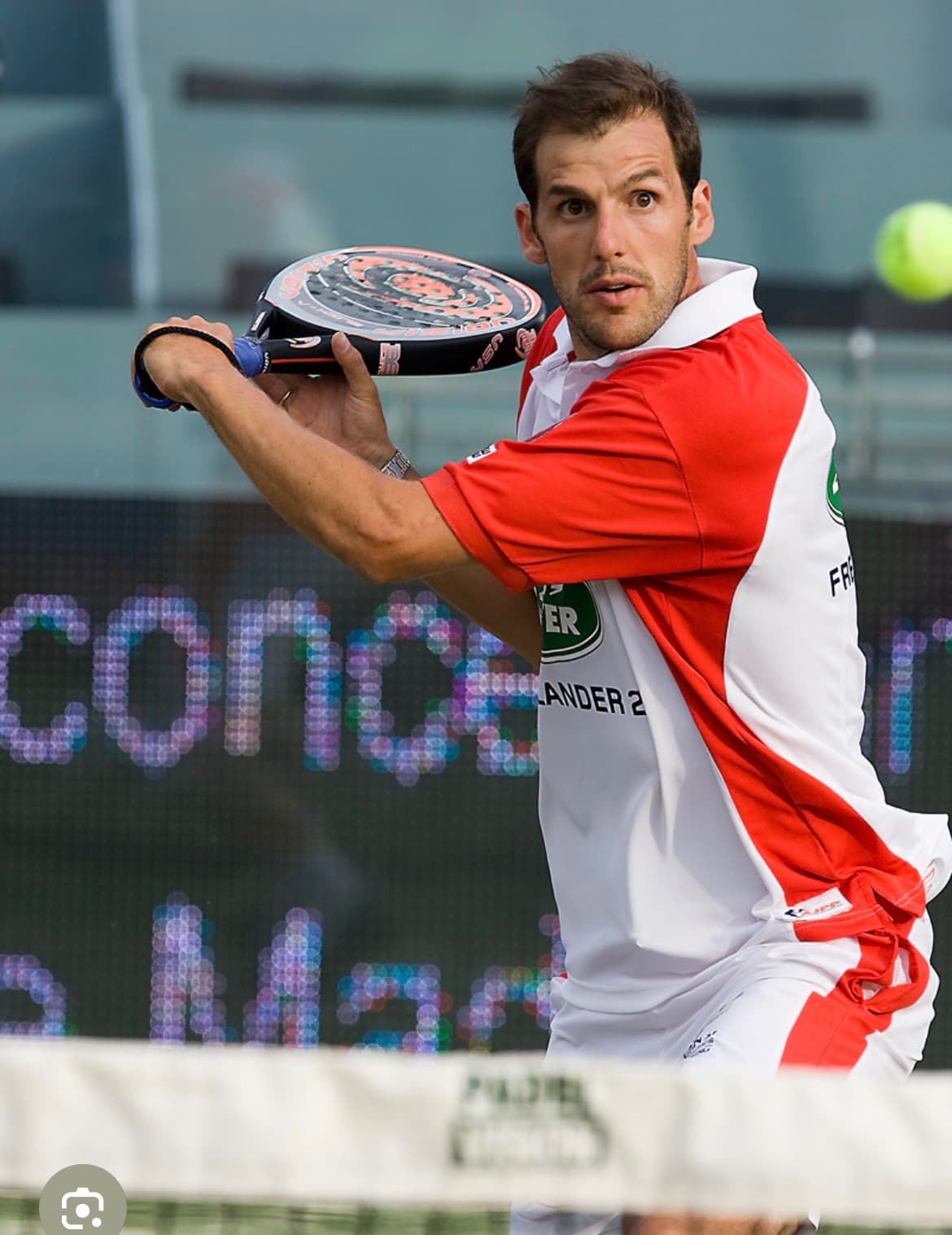 Juan Martín Díaz preparing a padel backhand