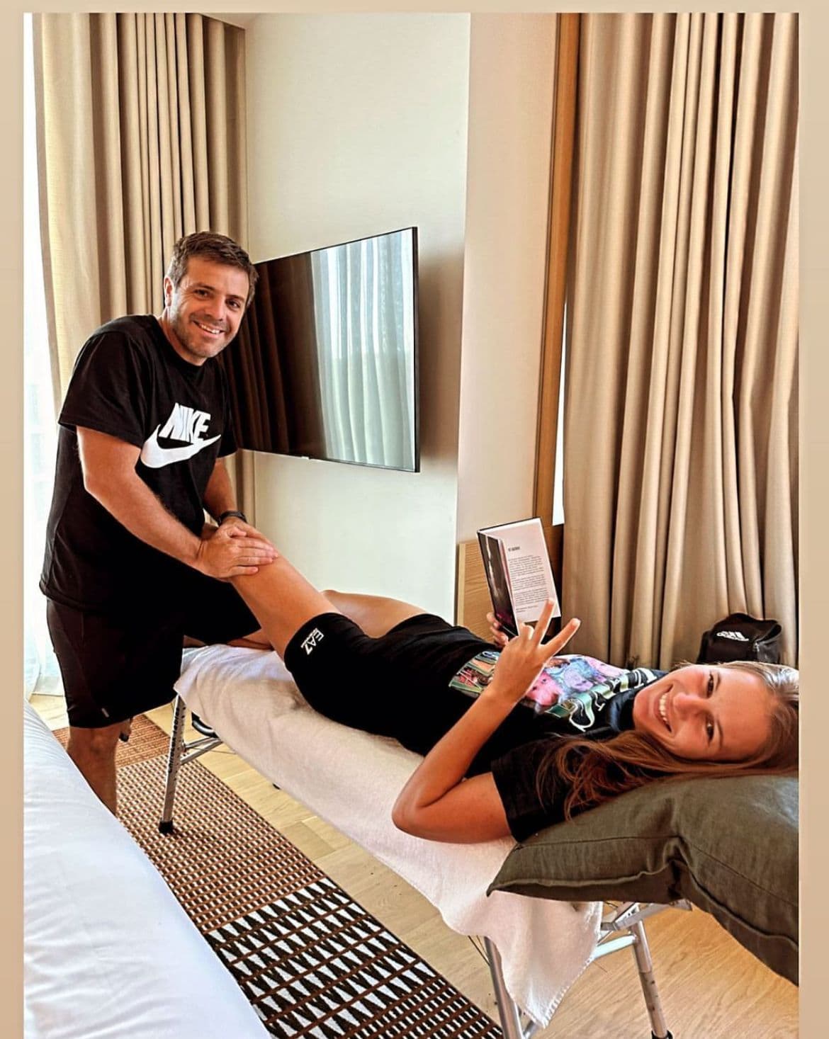 Juan Pablo Pagano durante una sesión de recuperación con Veronika Kudermetova